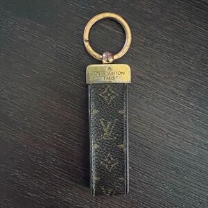 Louis Vuitton Dragonne Key Holder, 💯 Authentic